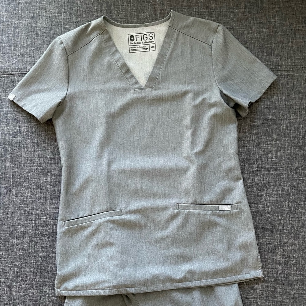 Figs 2-Pocket Scrub Top